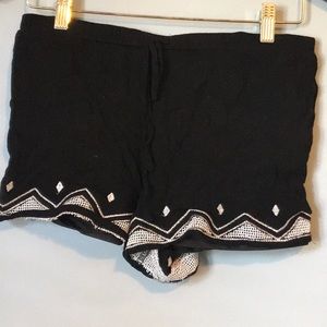 Embroidered edge shorts